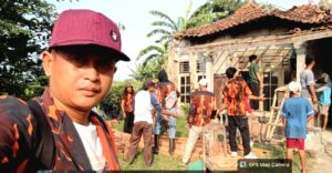 PAC PP Sukra Bantu Bongkar Rumah Penerima BSPS, Wujud Nyata Gotong Royong