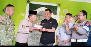 HUT Bhayangkara ke-80, Camat Bongas Berikan Kejutan Kue Ulang Tahun