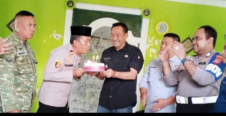 HUT Bhayangkara ke-80, Camat Bongas Berikan Kejutan Kue Ulang Tahun