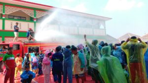 Tanamkan Kesiapsiagaan Sejak Dini, SD Juara Wirautama Gelar Rescue Bersama Damkar