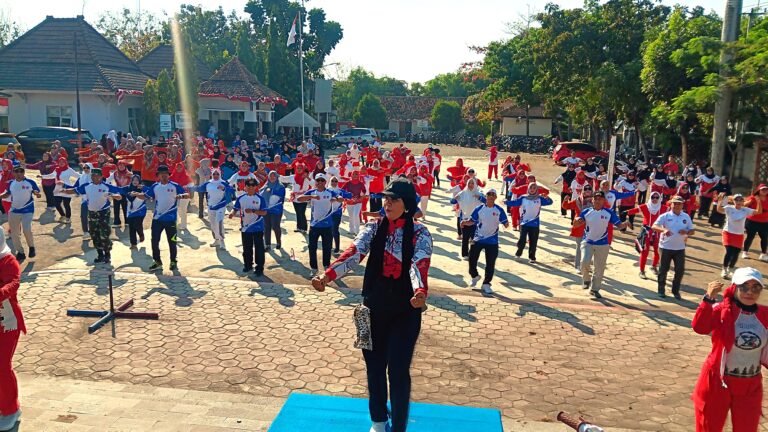 Tumplek Blek, Ratusan Warga Ikut Senam Sehat HUT RI ke-81